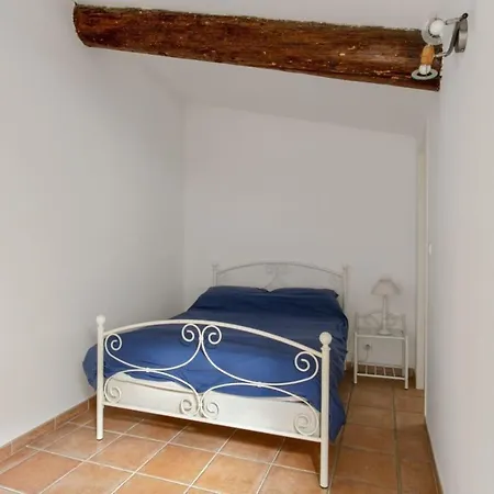 Charming And Quaint 2-bed House In