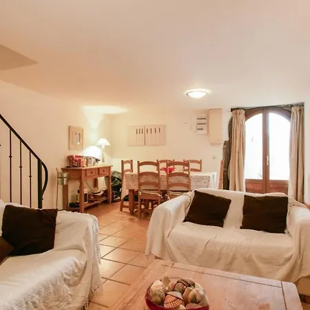 18th Century 2-bed House Sleeps 6 Марсейан