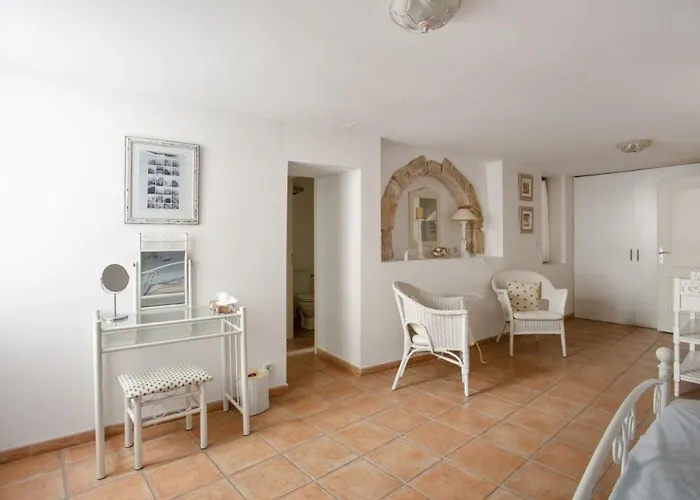 18th Century 2-bed House Sleeps 6 Marseillan (Herault)