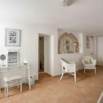 18th Century 2-bed House Sleeps 6 Marseillan (Herault)