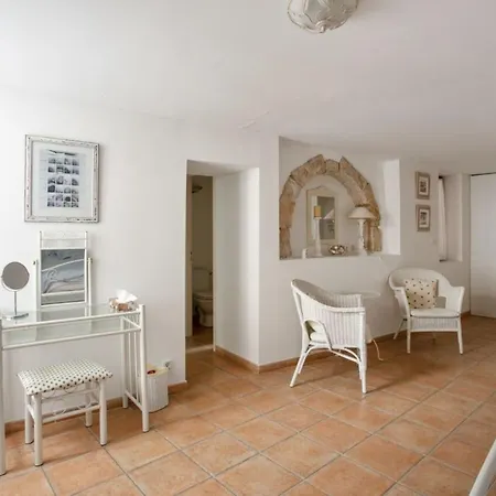 18th Century 2-bed House Sleeps 6 Marseillan (Herault)