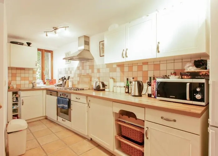 18th Century 2-bed House Sleeps 6 Marseillan (Herault)